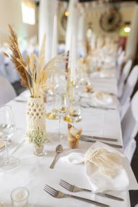 Tischdekoration : Makramee Vasen mit Trockenblumen gef&uuml;llt, viele Kerzen, Gastgeschenke, Servietten und Namensk&auml;rtchen
